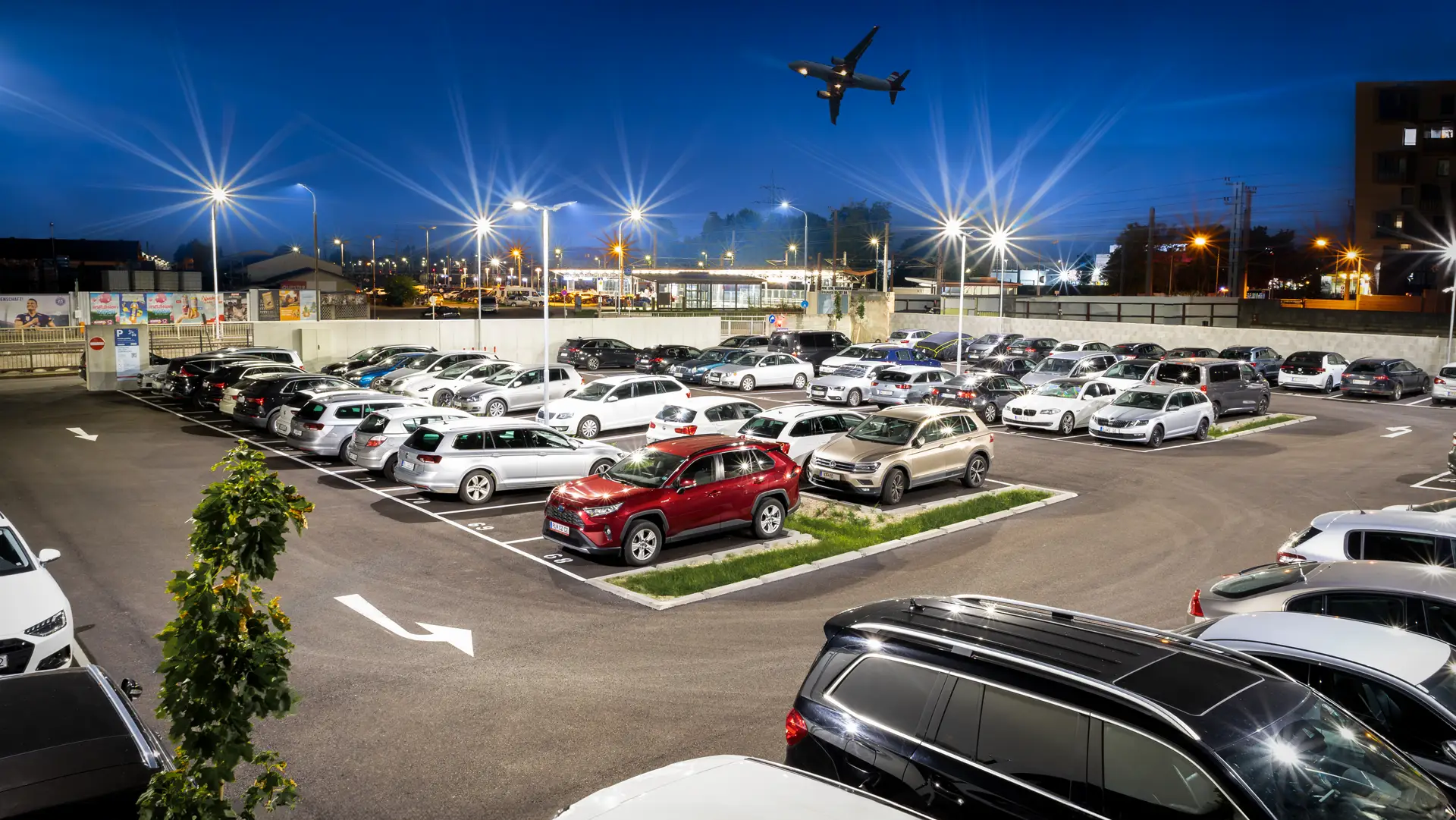 Flughafen Wien parken - Autos parken günstig beim Parkplatz für den Flughafen Wien Schwechat bei TOM Parking. Parken am Flughafen Wien bei Nacht.